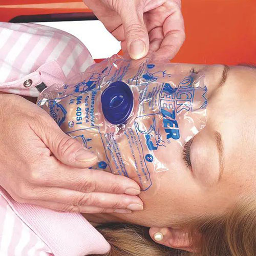 Auf das gesicht einer blonden frau wird ein Beatmungstuch gelegt. Das Beatumungstuch ist Transparent mit blauem Aufdruck und blauem Filter.jpg